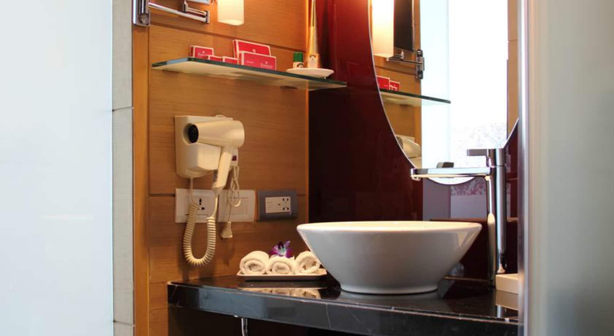 Ramada By Wyndham Navi Mumbai Hotel Екстериор снимка