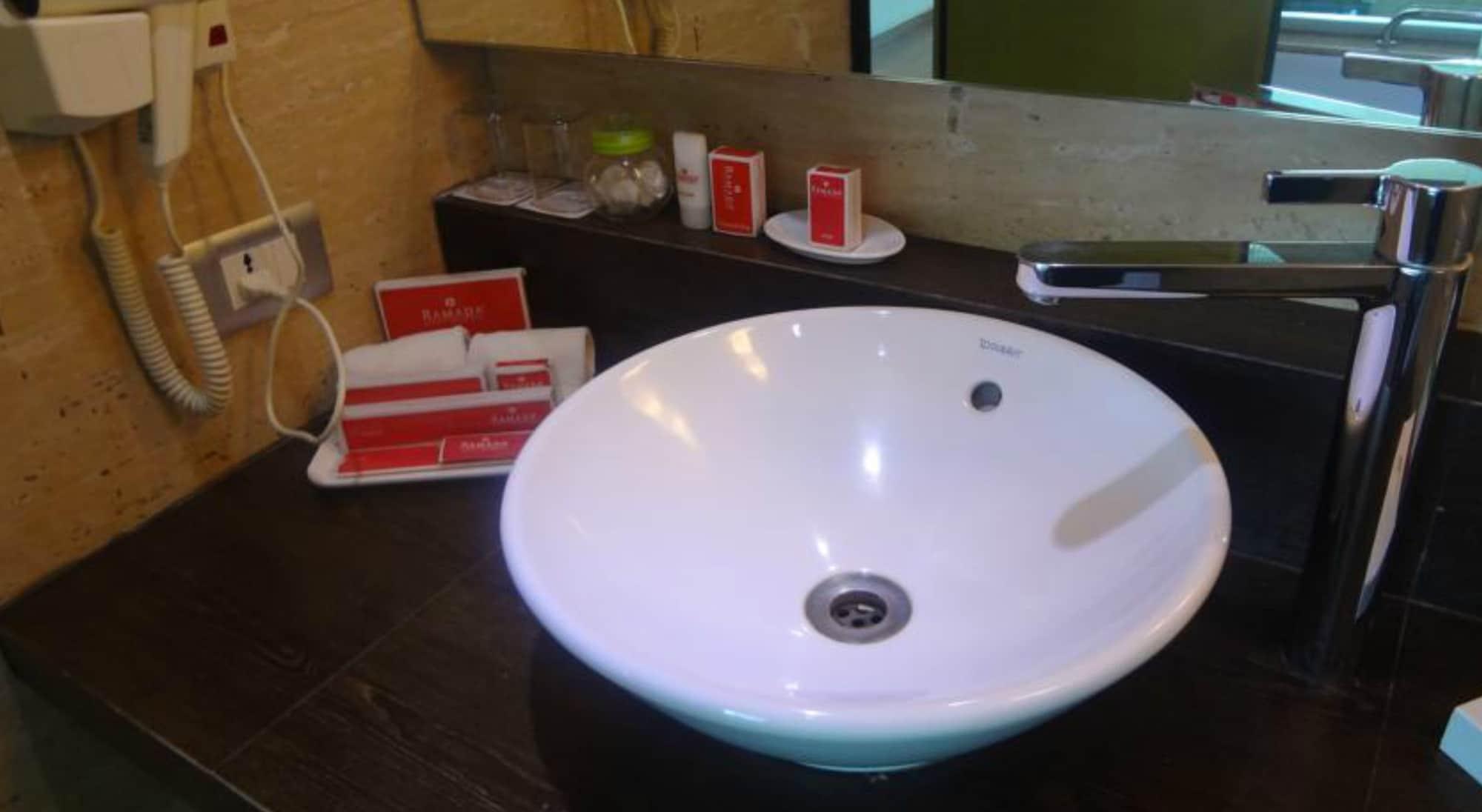Ramada By Wyndham Navi Mumbai Hotel Екстериор снимка