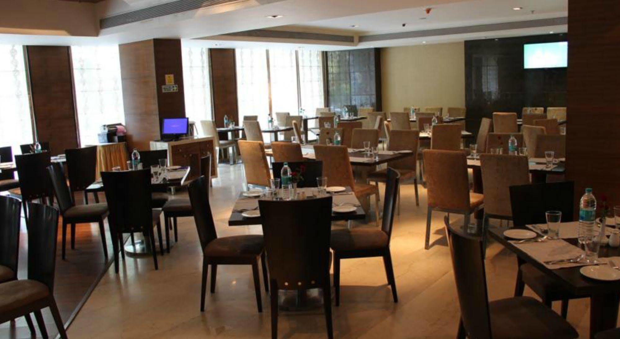 Ramada By Wyndham Navi Mumbai Hotel Екстериор снимка