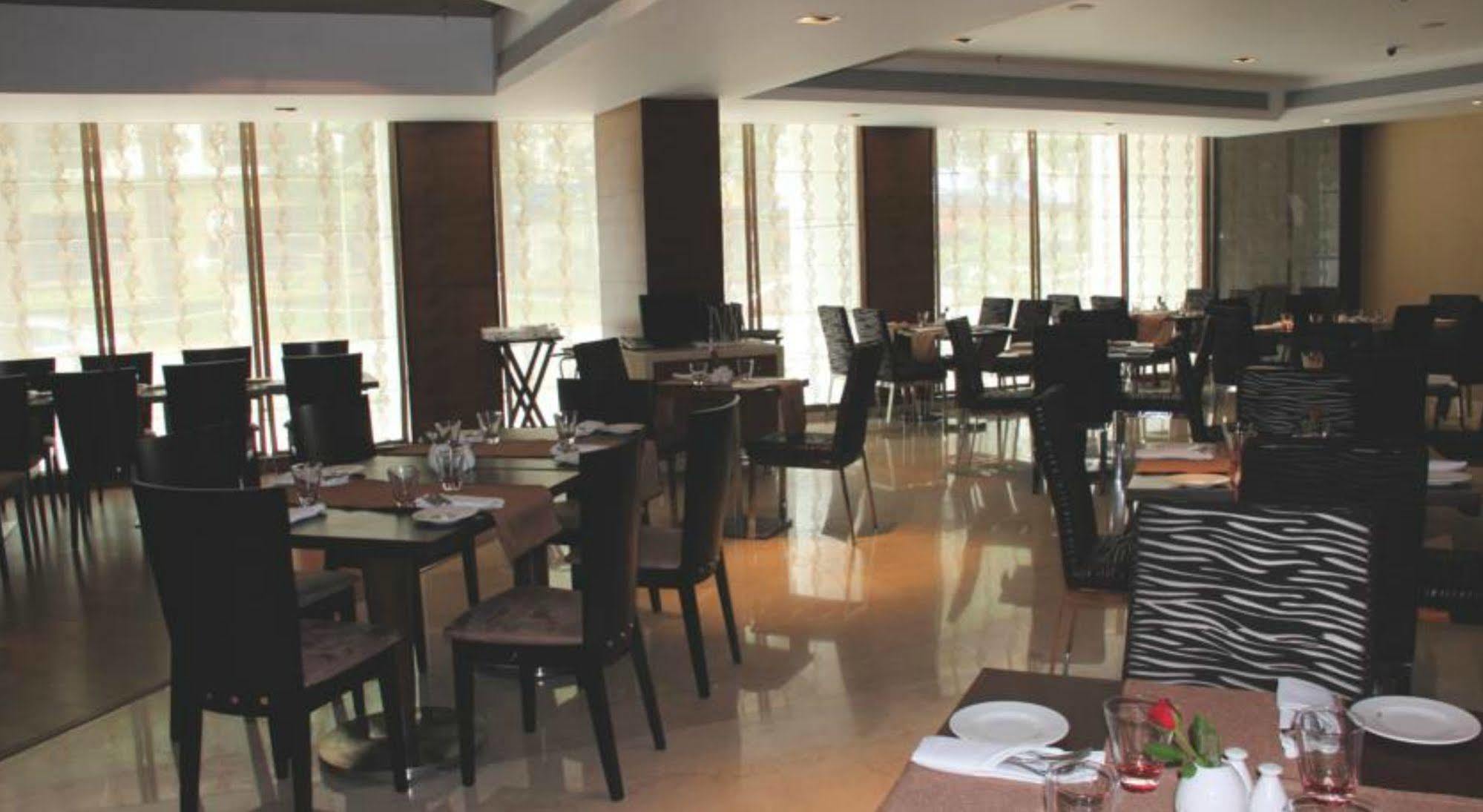 Ramada By Wyndham Navi Mumbai Hotel Екстериор снимка