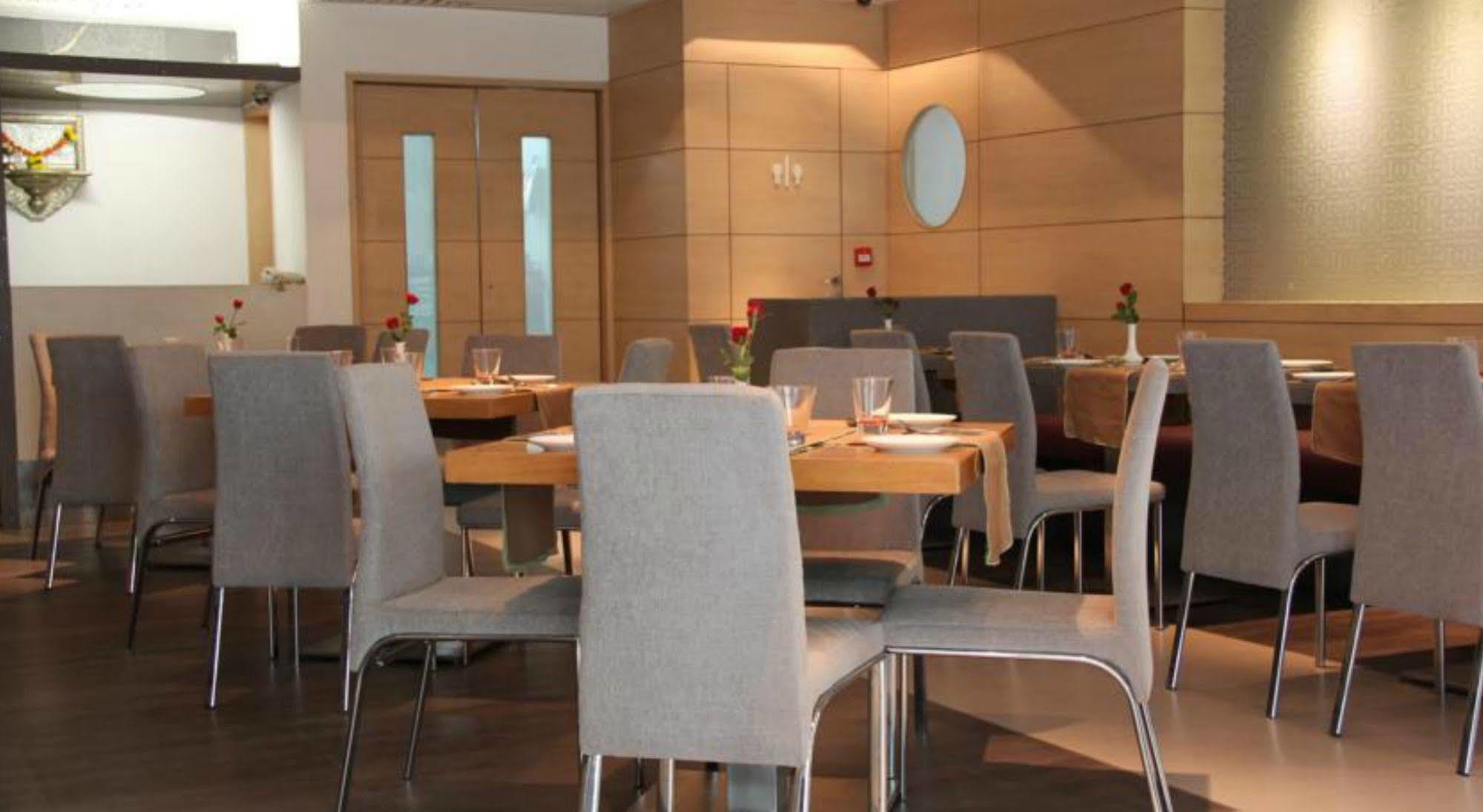 Ramada By Wyndham Navi Mumbai Hotel Екстериор снимка