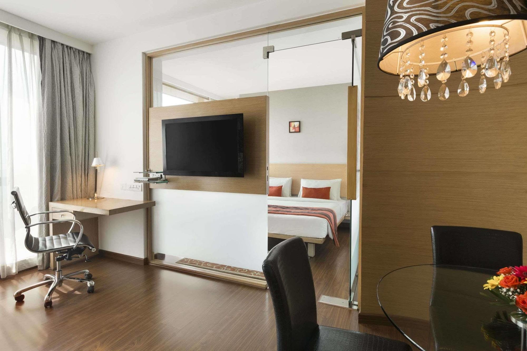 Ramada By Wyndham Navi Mumbai Hotel Екстериор снимка